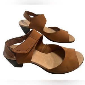 Munro Fabiana Sandal Suede Caramel Printed Nubuck size 11M Summer